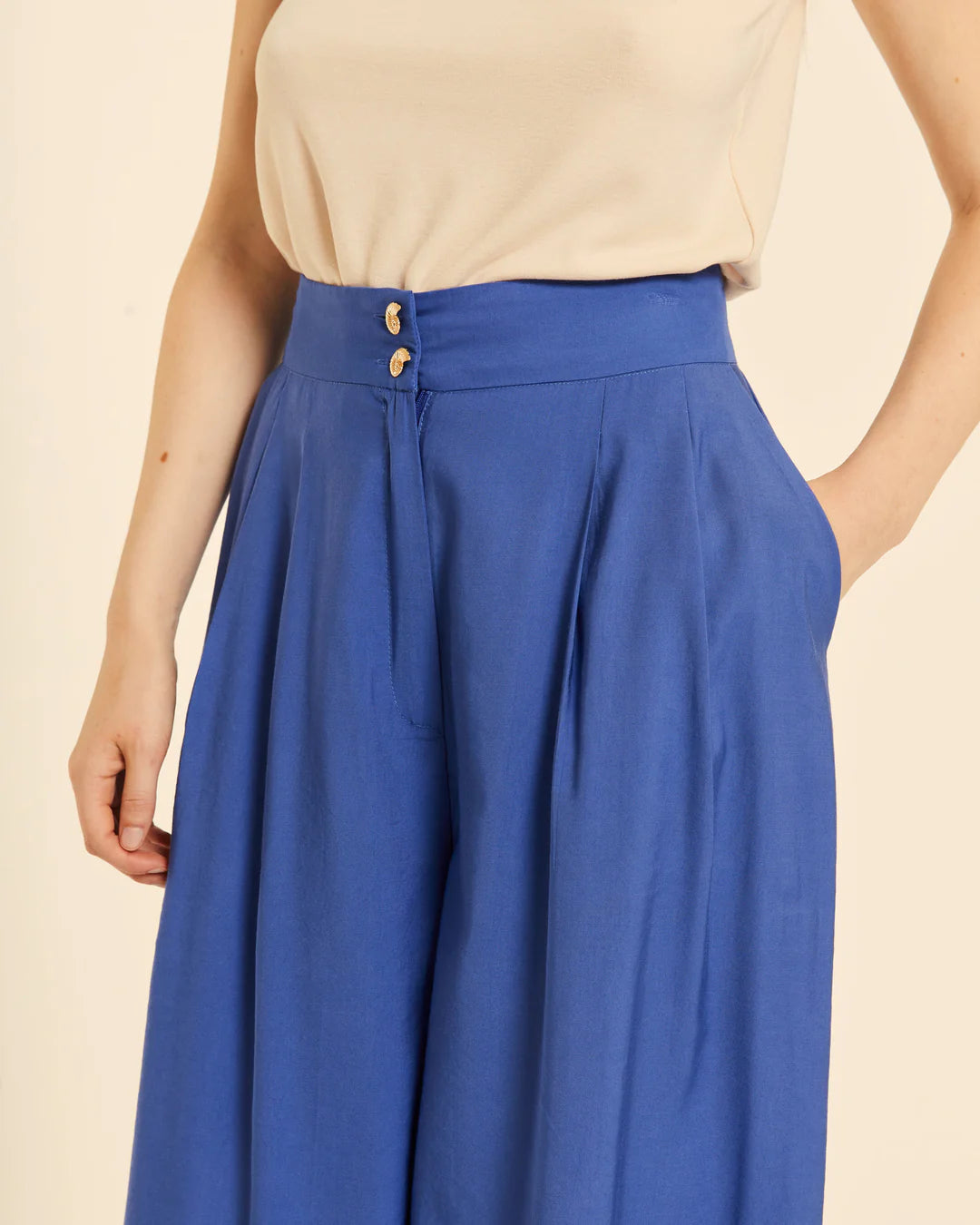 Pantalón fluido con pinzas azul