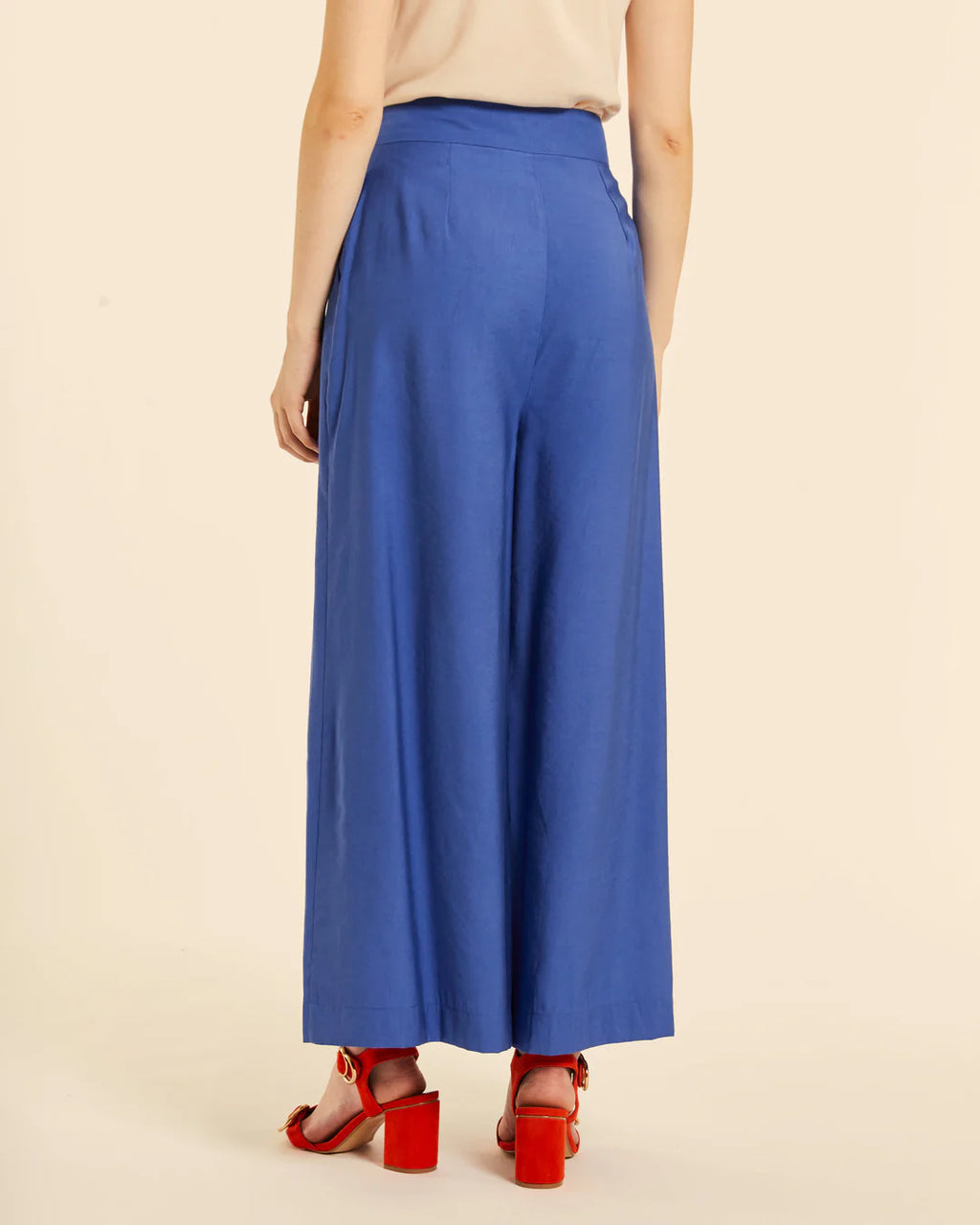 Pantalón fluido con pinzas azul