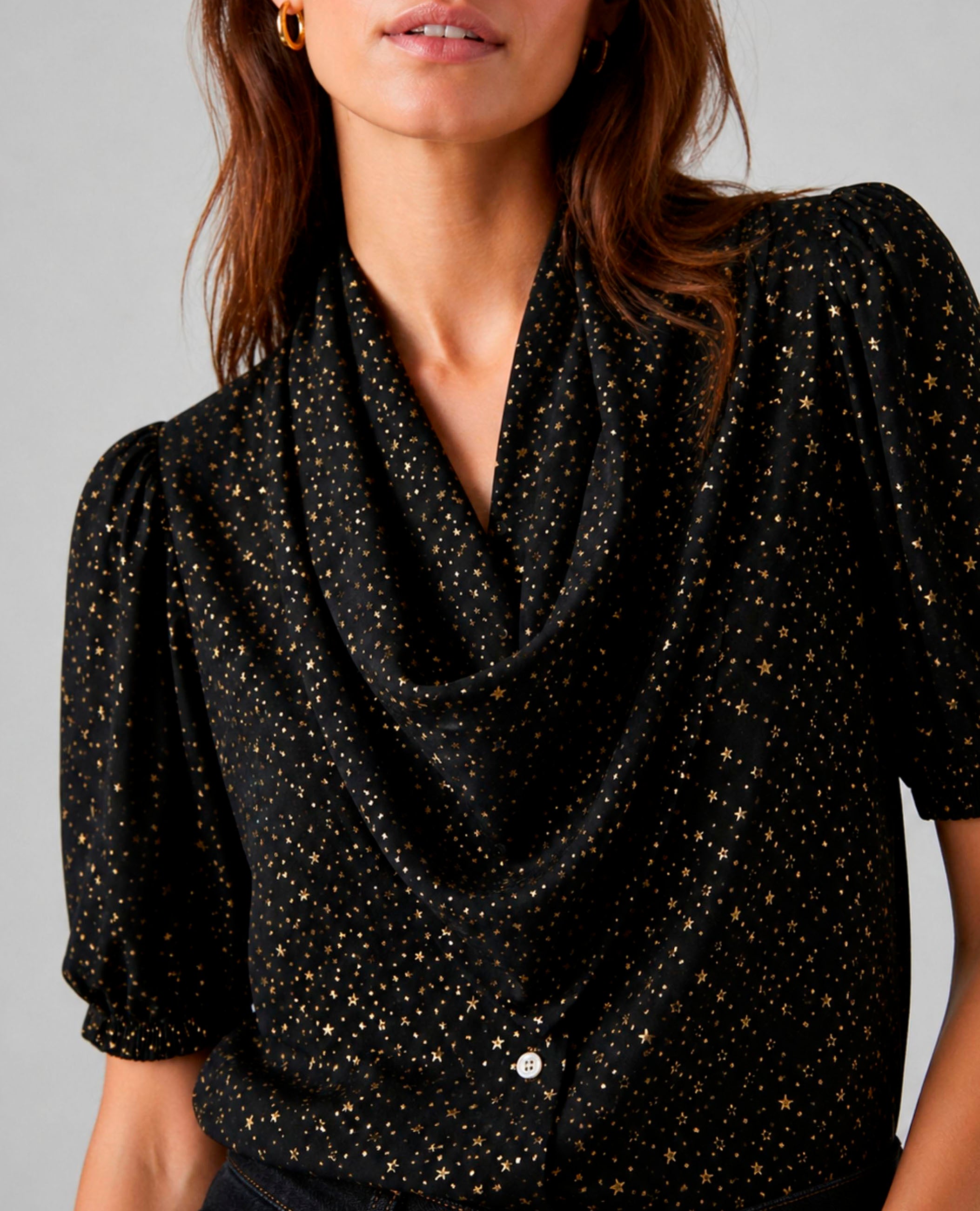 Blusa negra de estrellas con cuello drapeado Dolores Promesas