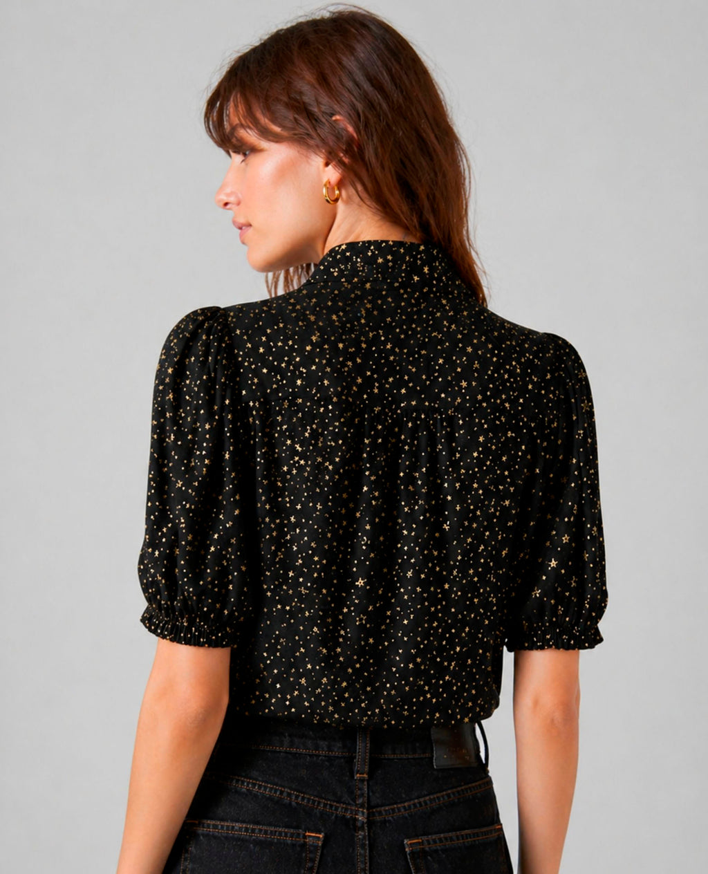 Blusa negra de estrellas con cuello drapeado Dolores Promesas