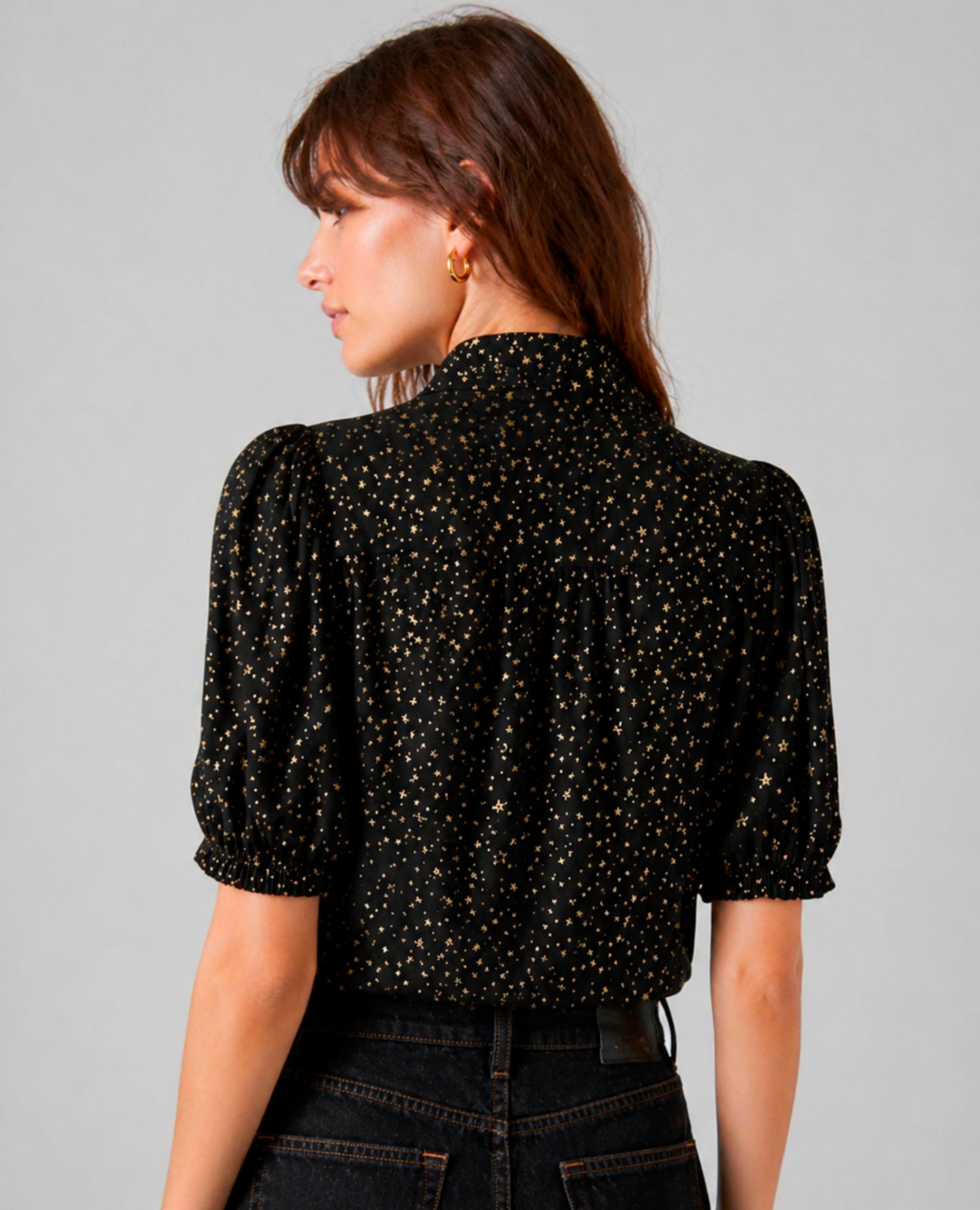 Blusa negra de estrellas con cuello drapeado Dolores Promesas