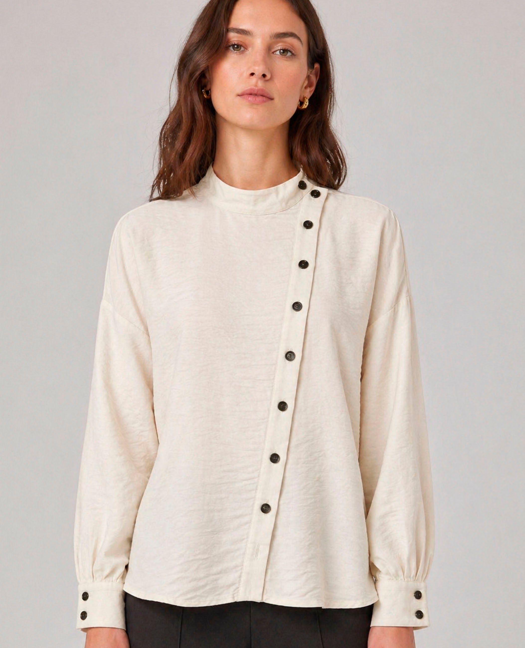 Blusa cruda de cuello alto con botones Dolores Promesas