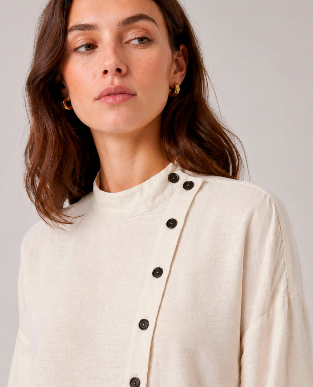 Blusa cruda de cuello alto con botones Dolores Promesas