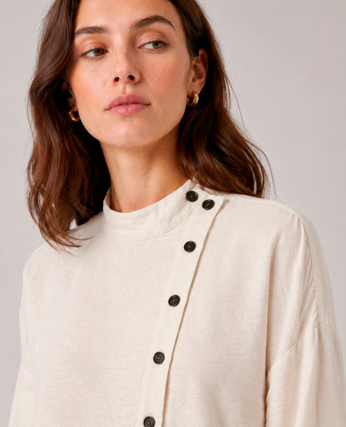 Blusa cruda de cuello alto con botones Dolores Promesas