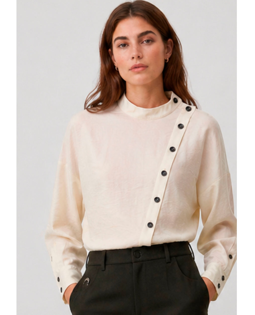 Blusa cruda de cuello alto con botones Dolores Promesas