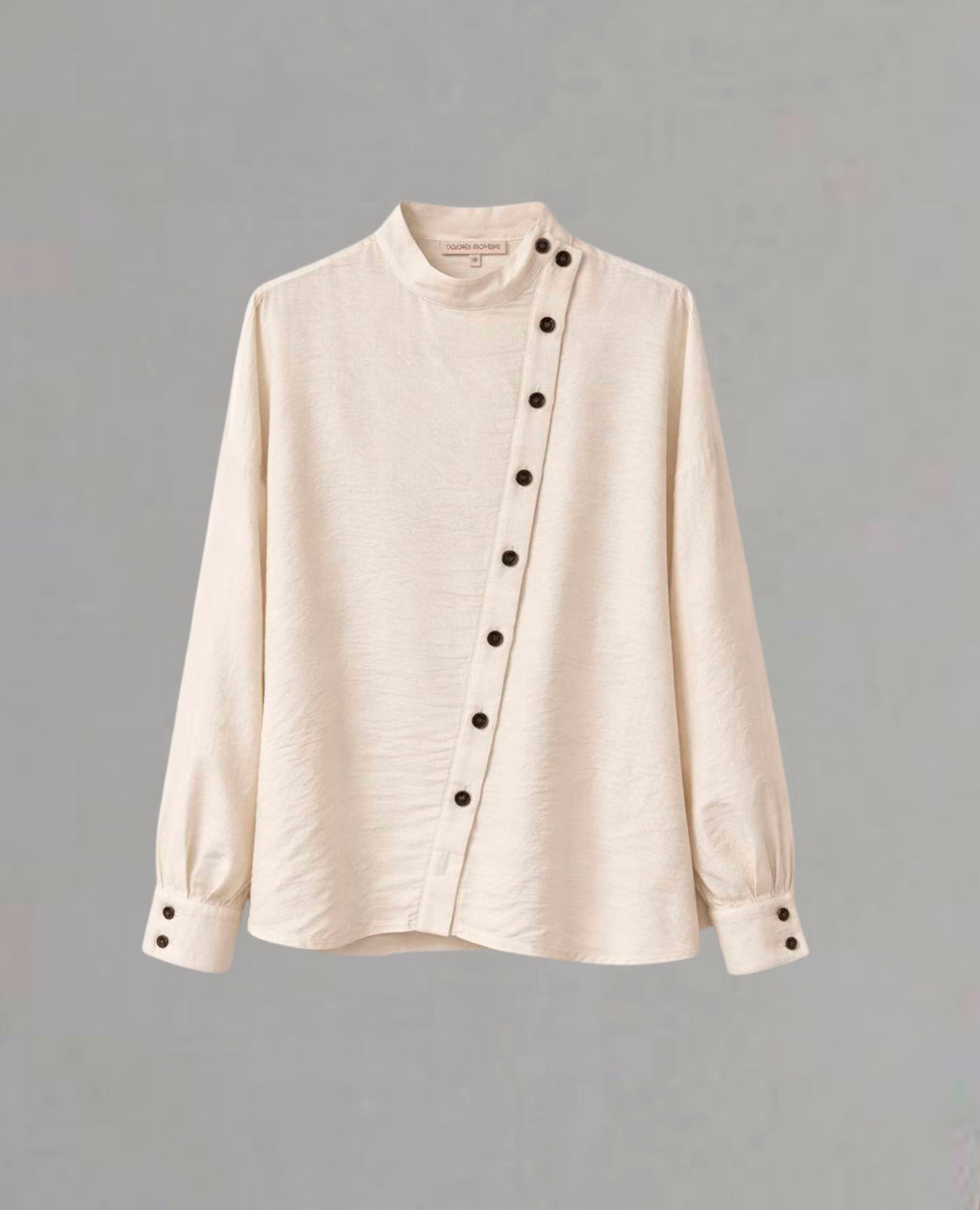 Blusa cruda de cuello alto con botones Dolores Promesas