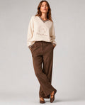 Pantalón Ruth marrón efecto antelina | Dolores Promesas