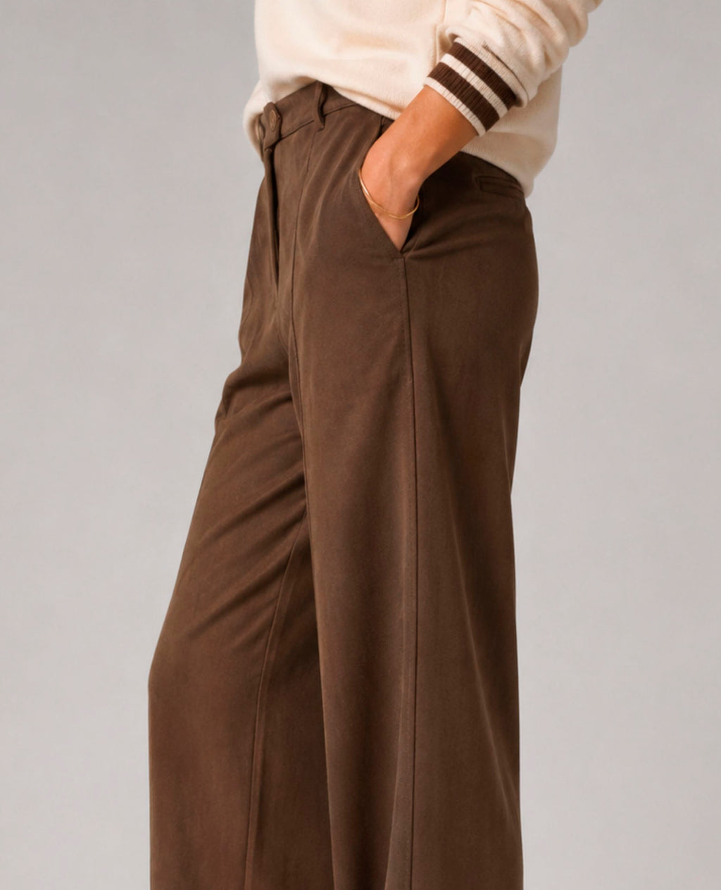 Pantalón Ruth marrón efecto antelina | Dolores Promesas