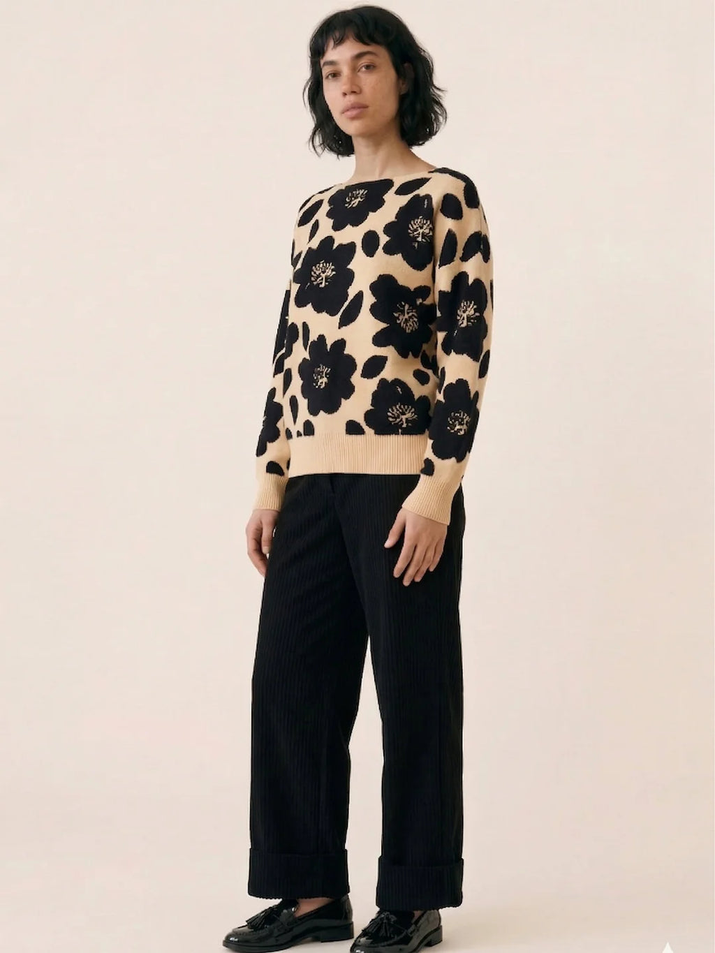 🌸 JERSEY FLORES NEGRO Y BEIGE