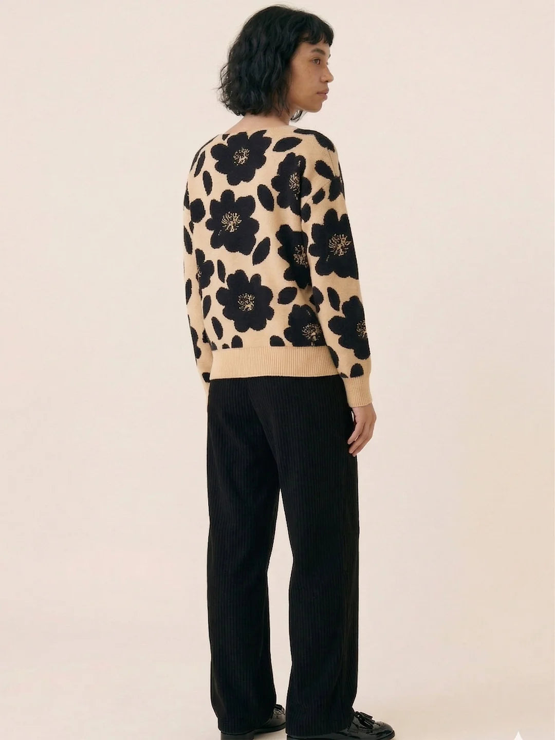 🌸 JERSEY FLORES NEGRO Y BEIGE