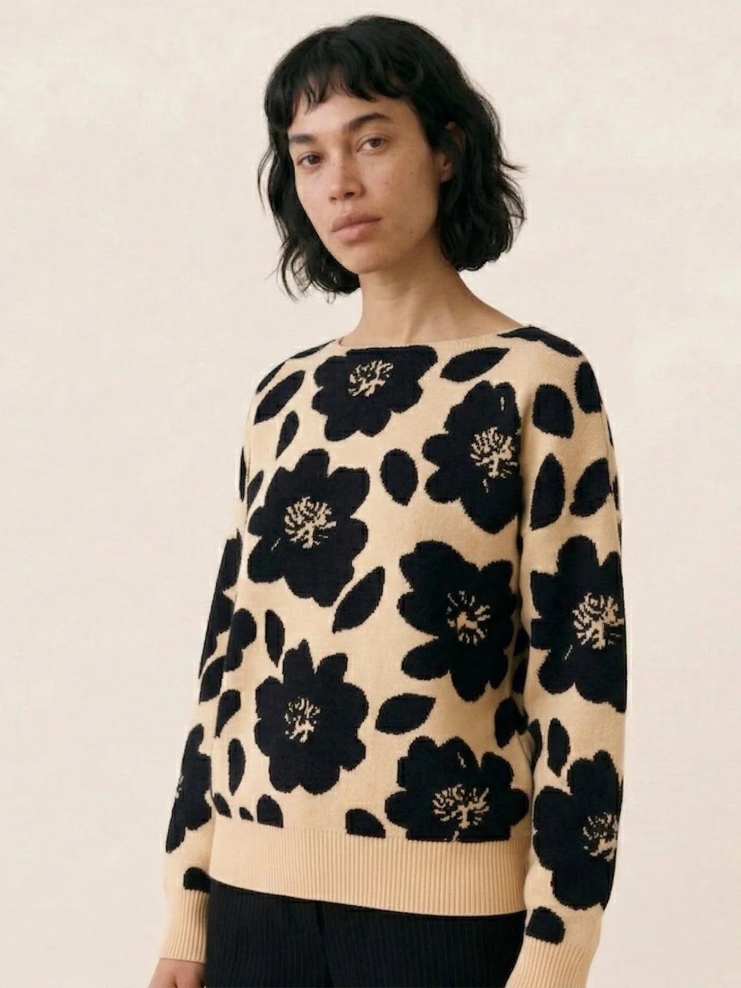 🌸 JERSEY FLORES NEGRO Y BEIGE