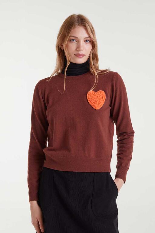 Jersey de punto marrón con print de corazón