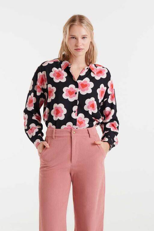 Camisa negra de mujer con estampado Sweetheart en tonos rosas y rojos, manga larga y cuello camisero de Compañía Fantástica