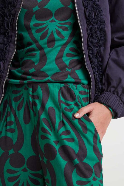 Detalle del tejido del pantalón con estampado Baroque verde y negro de Compañía Fantástica