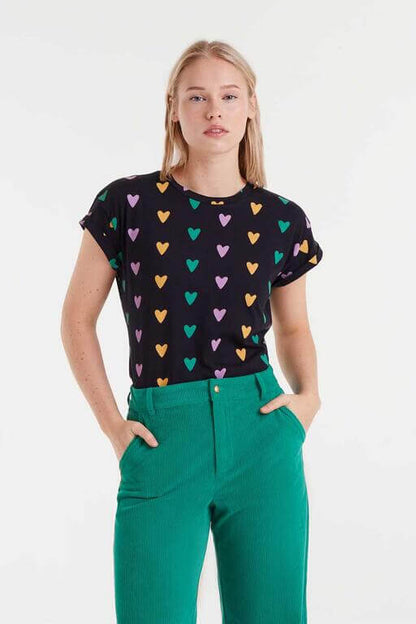 Camiseta 100% algodón con estampado Cupido Lines de corazones multicolor sobre fondo negro, manga corta y cuello redondo de Compañía Fantástica
