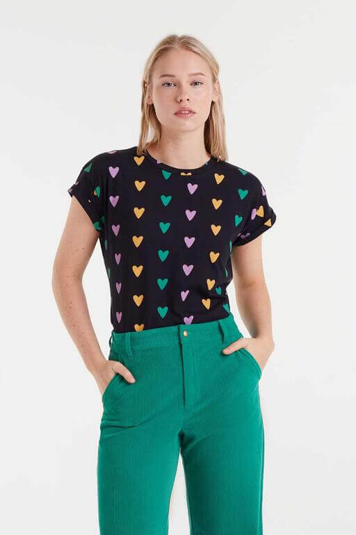 Camiseta 100% algodón con estampado Cupido Lines de corazones multicolor sobre fondo negro, manga corta y cuello redondo de Compañía Fantástica