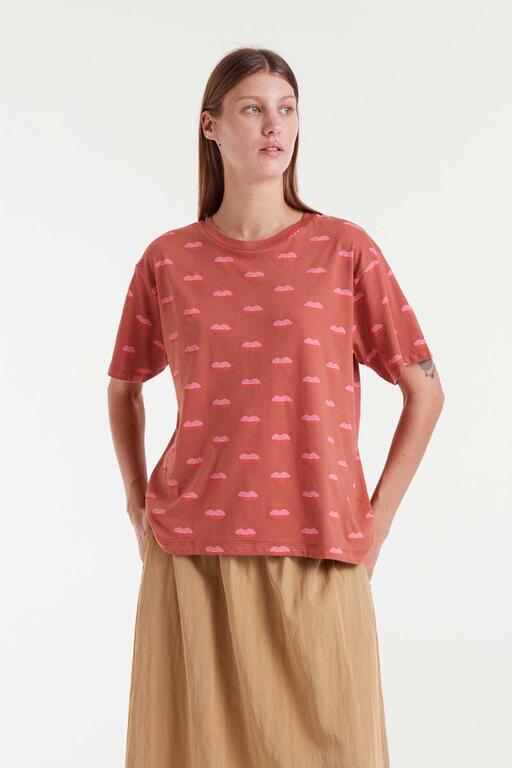 Camiseta 100% algodón con estampado Lips de labios rosas sobre fondo terracota, manga corta y cuello redondo de Compañía Fantástica