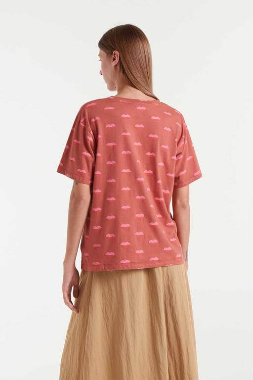 Vista trasera de camiseta 100% algodón con estampado Lips en color terracota con labios rosas de Compañía Fantástica