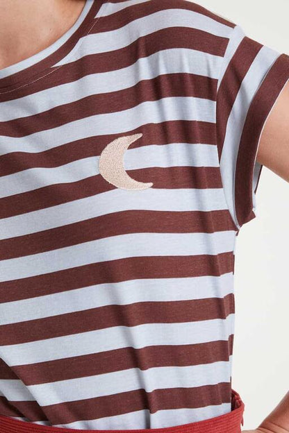 Detalle del bordado de luna en camiseta 100% algodón con rayas marrón y gris de Compañía Fantástica