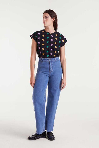Pantalón vaquero negro con bordado de corazones verdes, corte recto y tiro alto de Compañía Fantástica