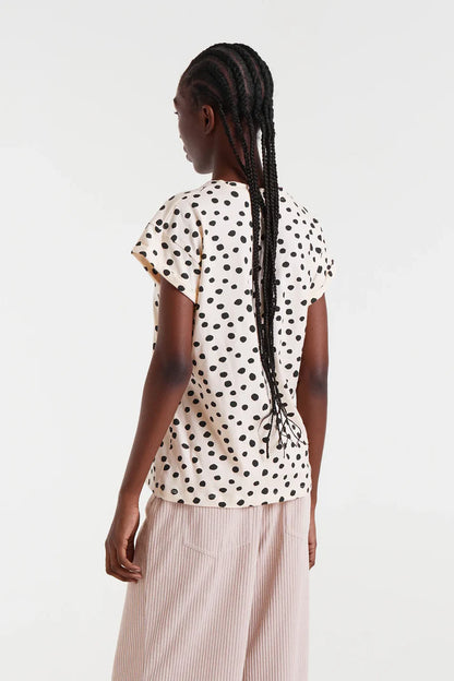 Vista trasera de la Camiseta Tano Dots de Compañía Fantástica Crudo y Negro, mostrando su caída recta y diseño de topos en toda la prenda.