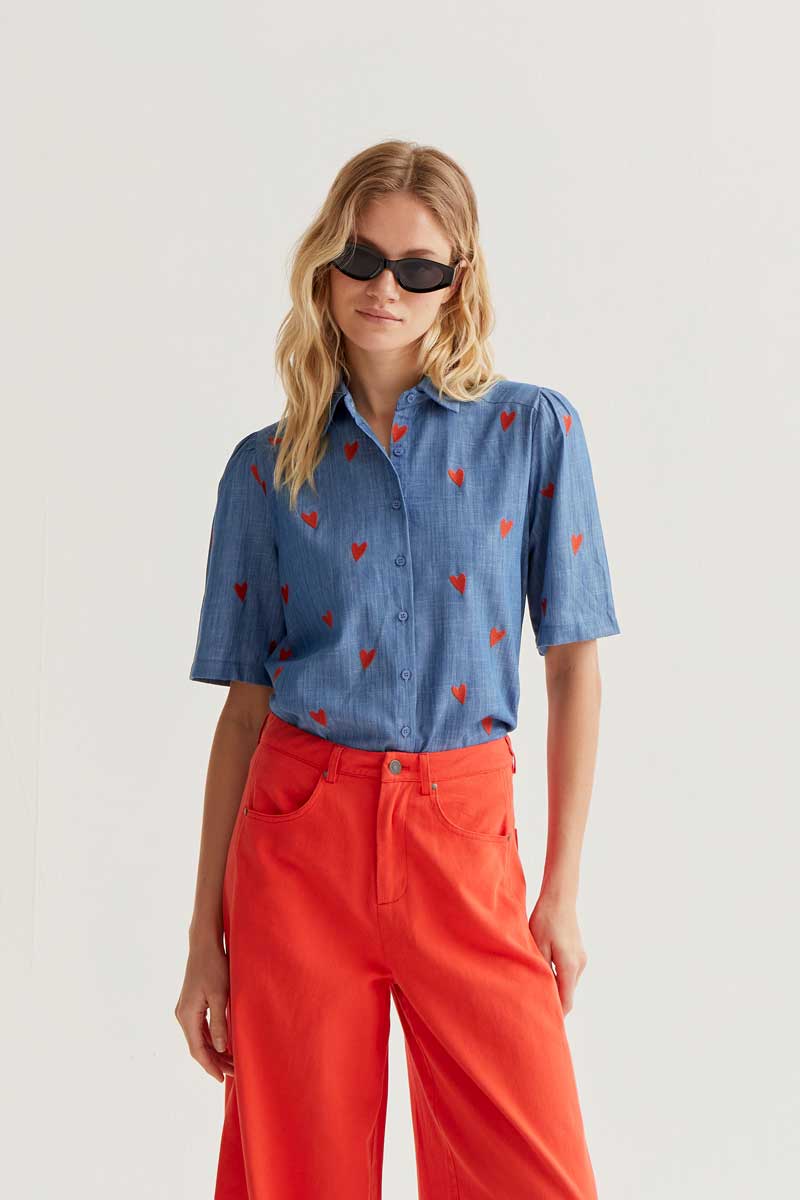 Camisa para mujer de manga corta y corazones bordados de Compañía Fantástica.