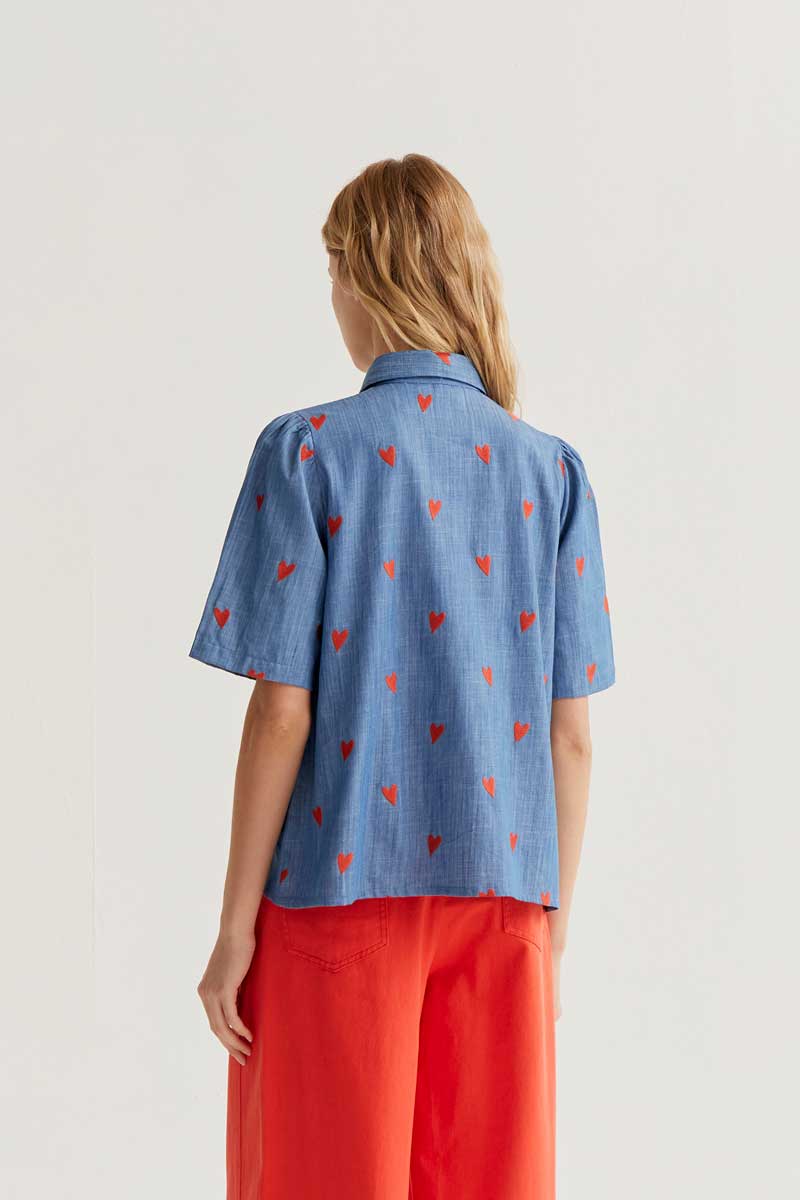 Camisa para mujer de manga corta y corazones bordados de Compañía Fantástica.