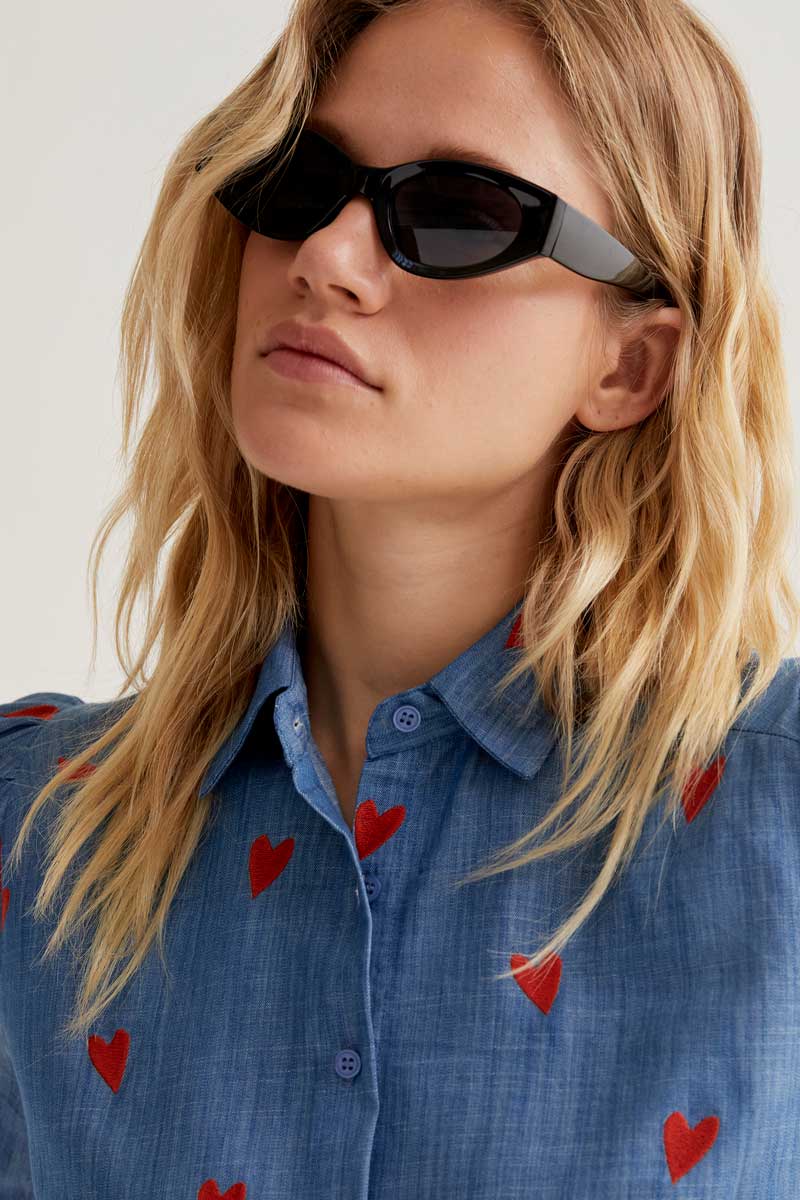 Camisa para mujer de manga corta y corazones bordados de Compañía Fantástica.