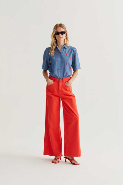 Camisa para mujer de manga corta y corazones bordados de Compañía Fantástica.