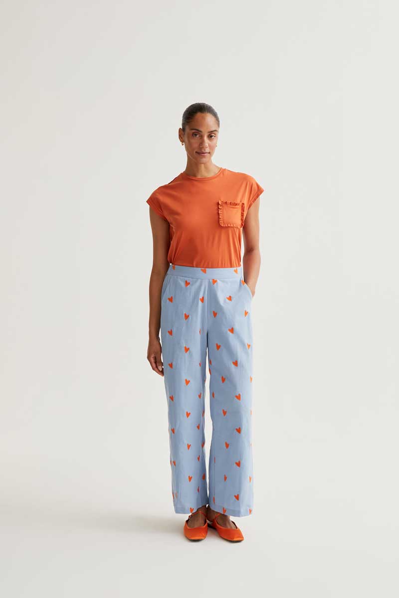 Pantalón estampado corazones naranja