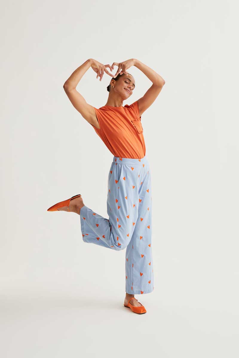 Pantalón estampado corazones naranja