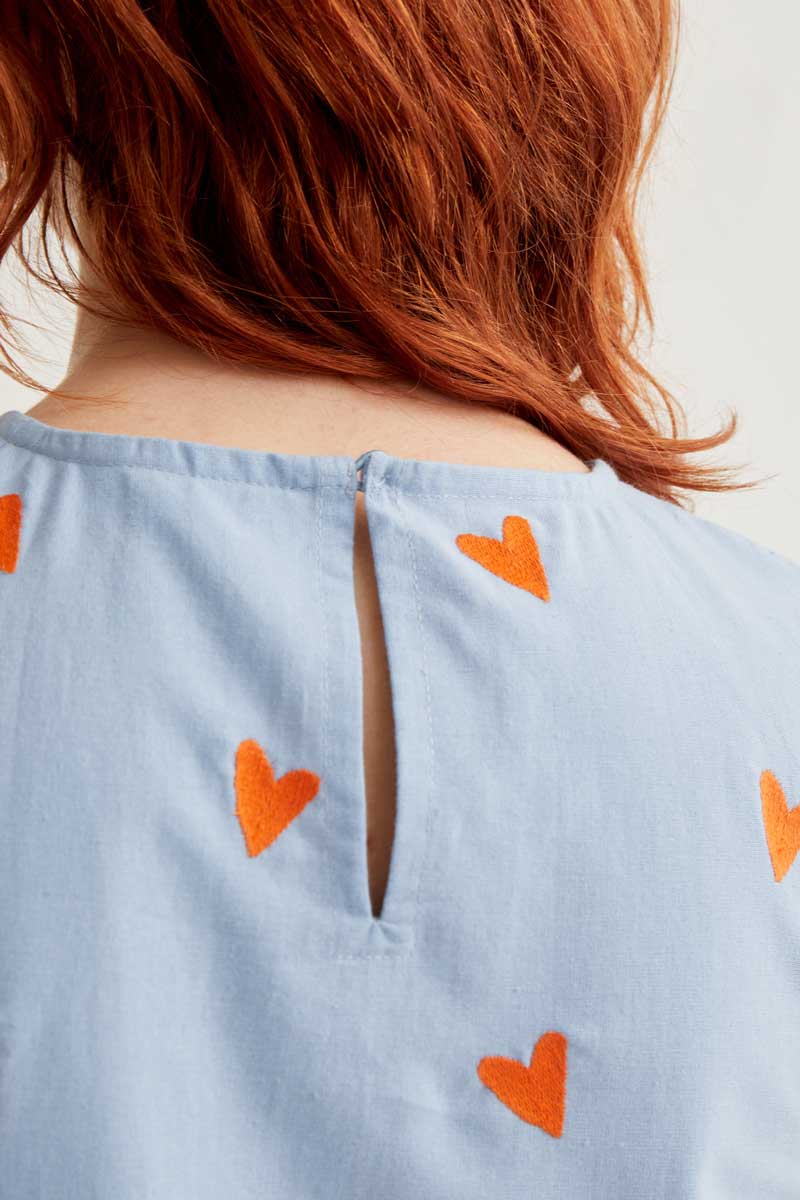 Top estampado corazones naranja