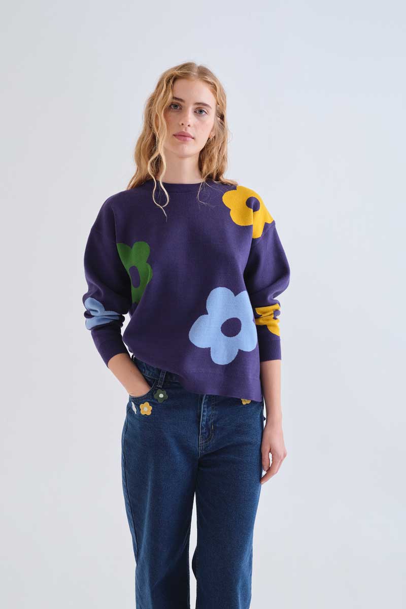 Jersey azul marino con flores de colores