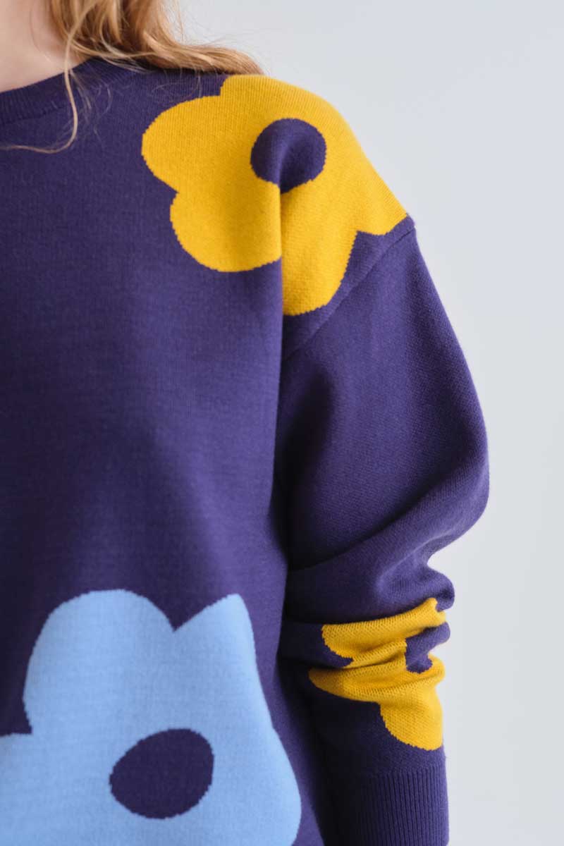 Jersey azul marino con flores de colores