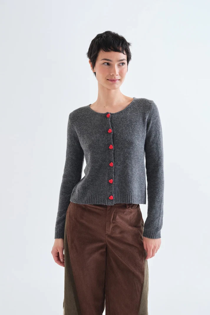 Cárdigan gris oscuro con botones de corazón