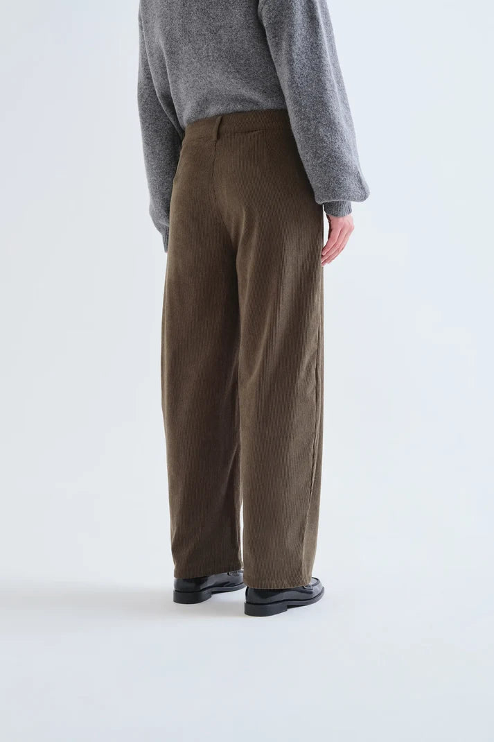 Pantalón de pana marrón oscuro