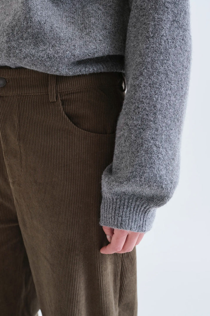 Pantalón de pana marrón oscuro