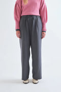 Pantalón con estampado de rayas finas grises