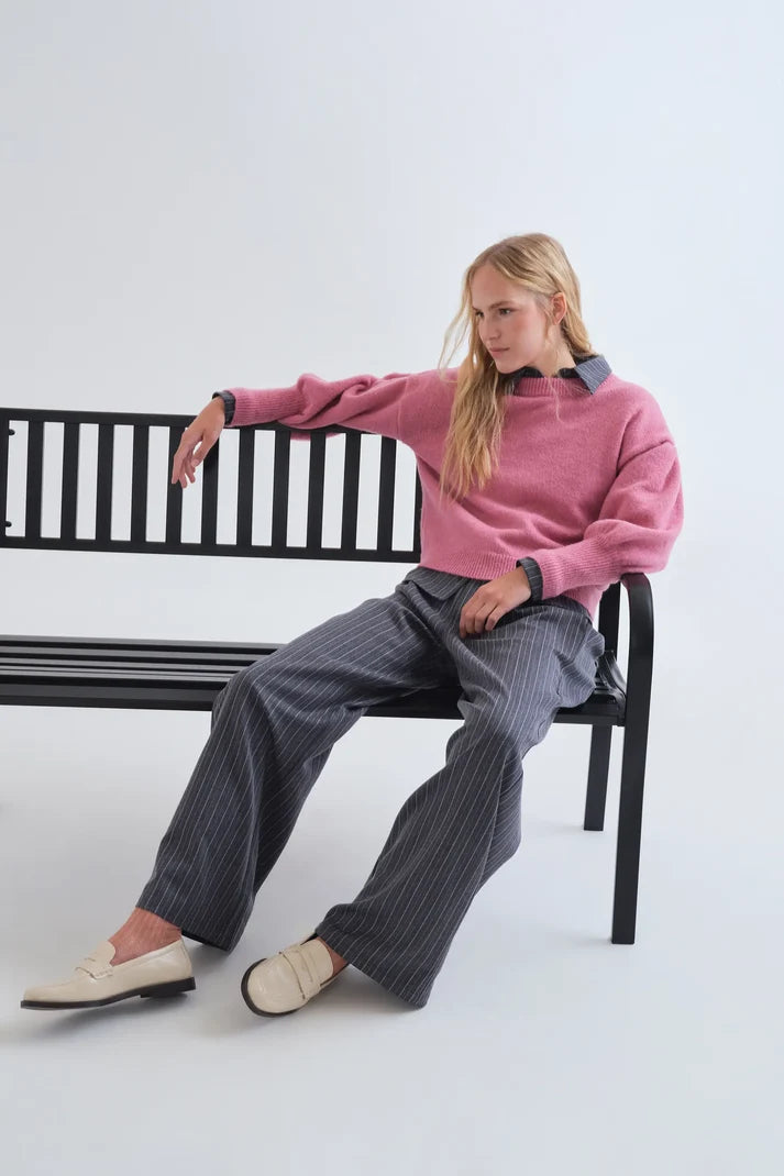 Pantalón con estampado de rayas finas grises