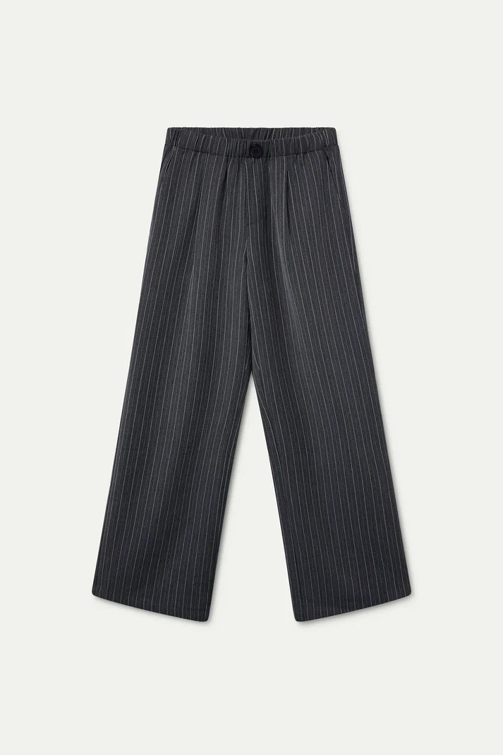 Pantalón con estampado de rayas finas grises