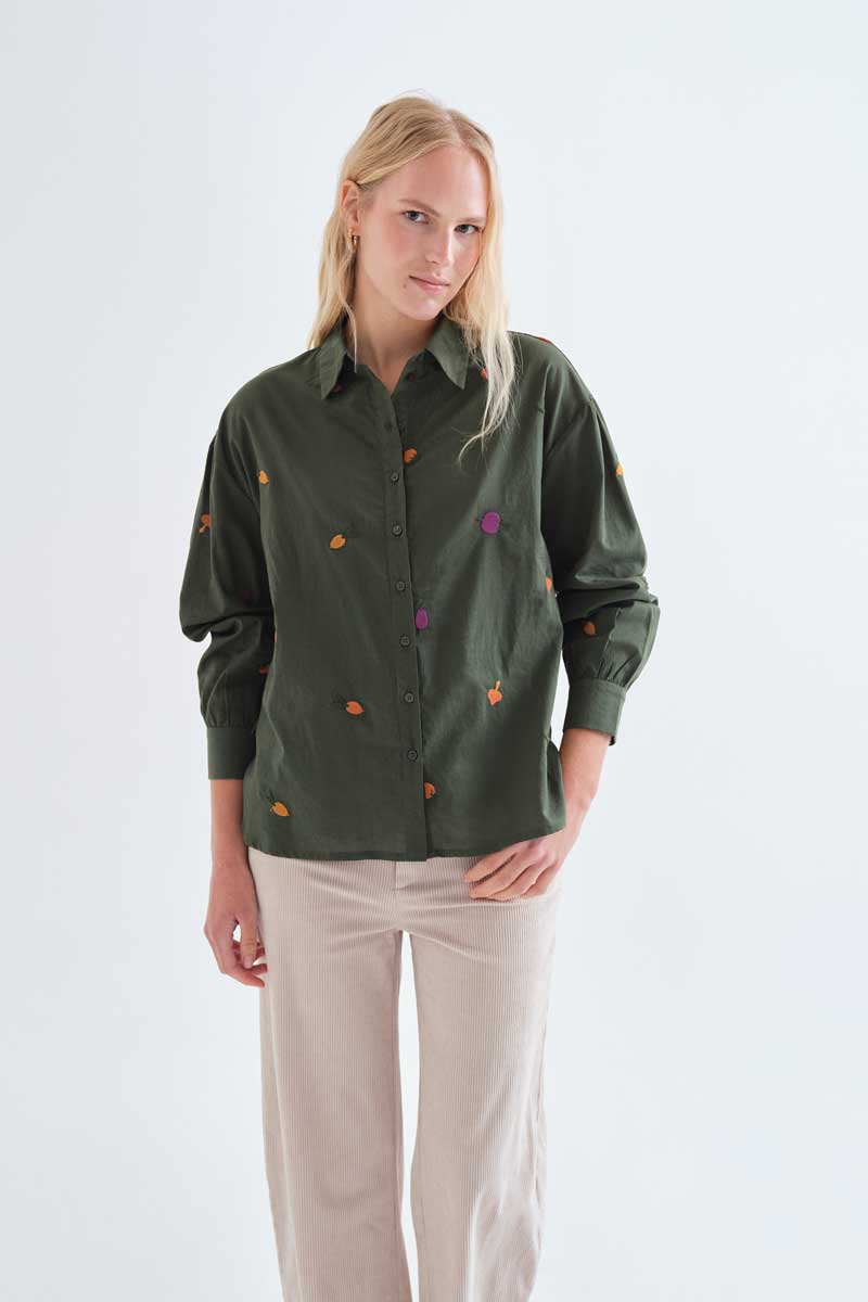 Camisa de mujer de algodón con bordados de verduras