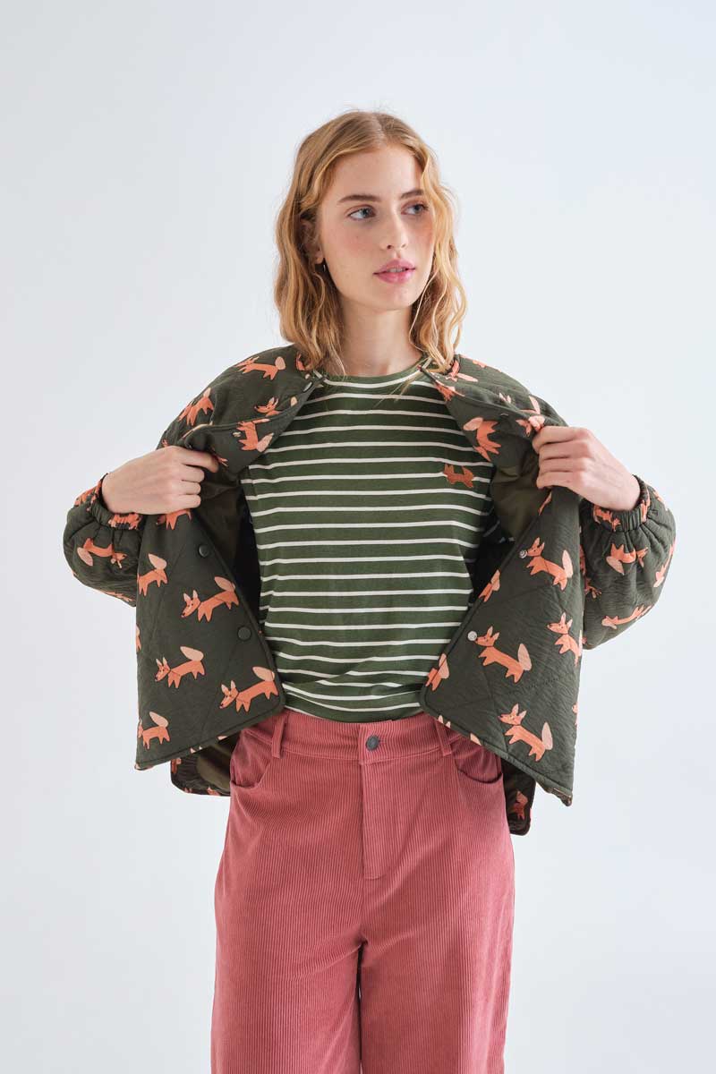 Camiseta de mujer de rayas con bordado verde oliva