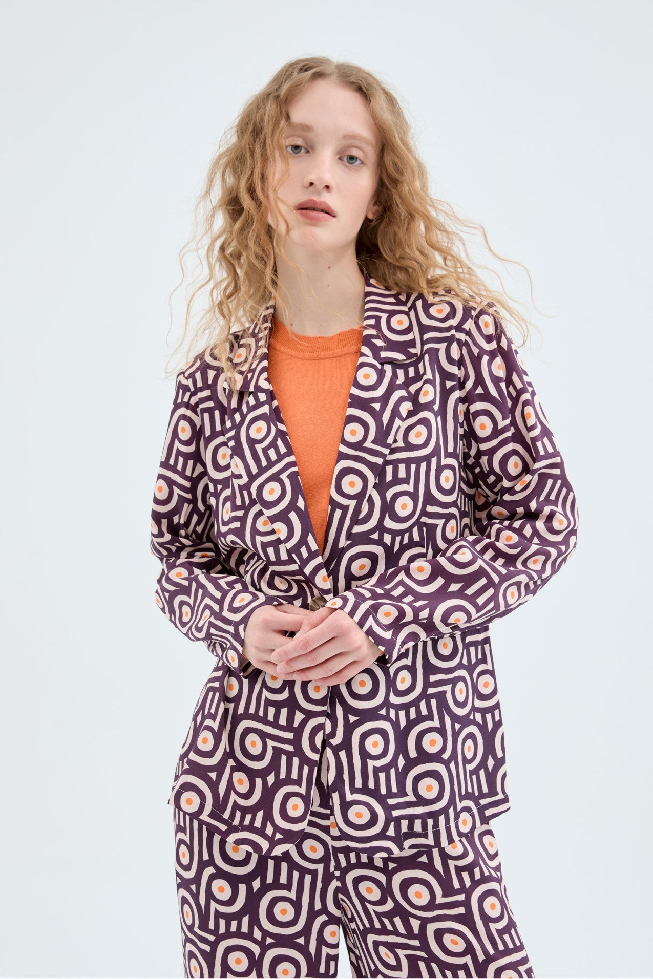 Blazer de traje estampado geométrico de Compañía Fantástica en tonos multicolor, diseño moderno y material 100% viscosa.