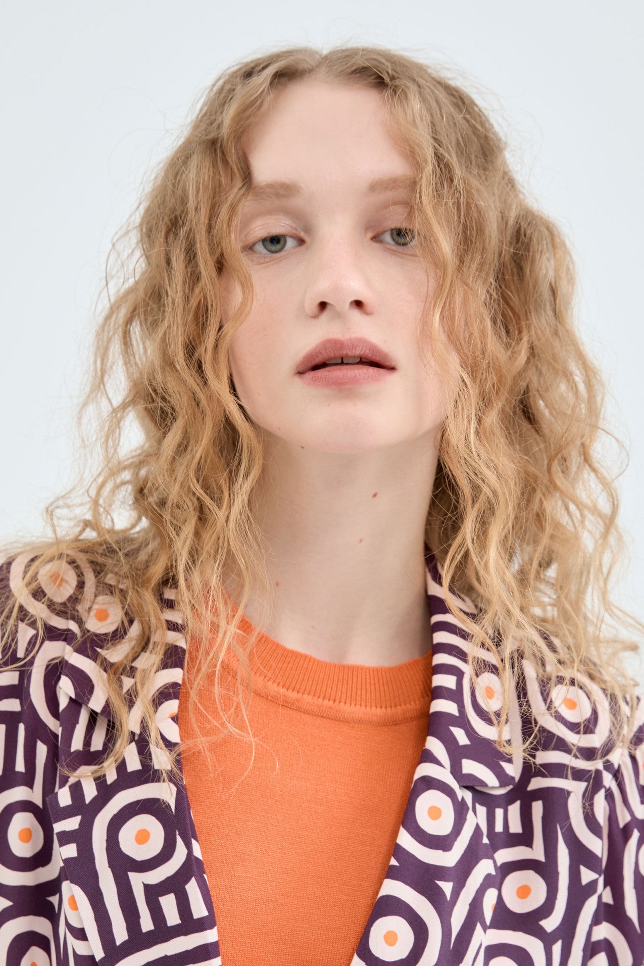 Blazer De Traje Estampado Geometrico Compañía Fantástica para mujer, diseño multicolor con patrón geométrico, ideal para outfits modernos.