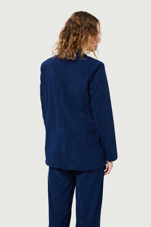 Vista trasera del blazer de pana azul marino Compañía Fantástica, diseño liso y corte recto, ideal para un look moderno y elegante.