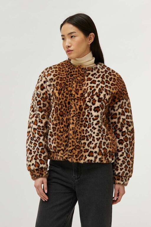 Bomber Animal Print Compañía Fantástica marrón con estampado leopardo, cierre frontal y estilo casual para mujer.