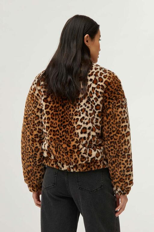 Vista trasera de la Bomber Animal Print Compañía Fantástica marrón con estampado leopardo, diseño cálido y moderno.