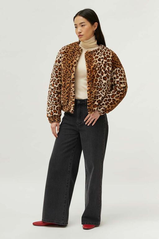 Bomber Animal Print Compañía Fantástica marrón con estampado leopardo, diseño moderno para mujer, combinada con pantalón negro.