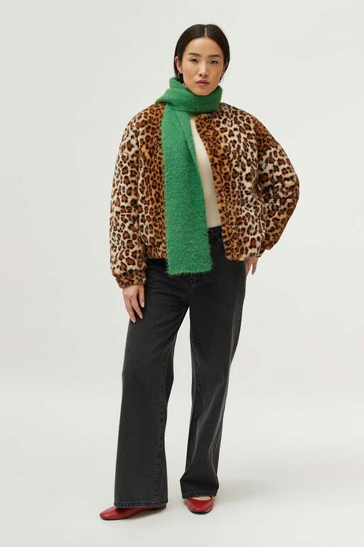 Bomber Animal Print Compañía Fantástica marrón con estampado leopardo, combinada con bufanda verde y pantalón negro.