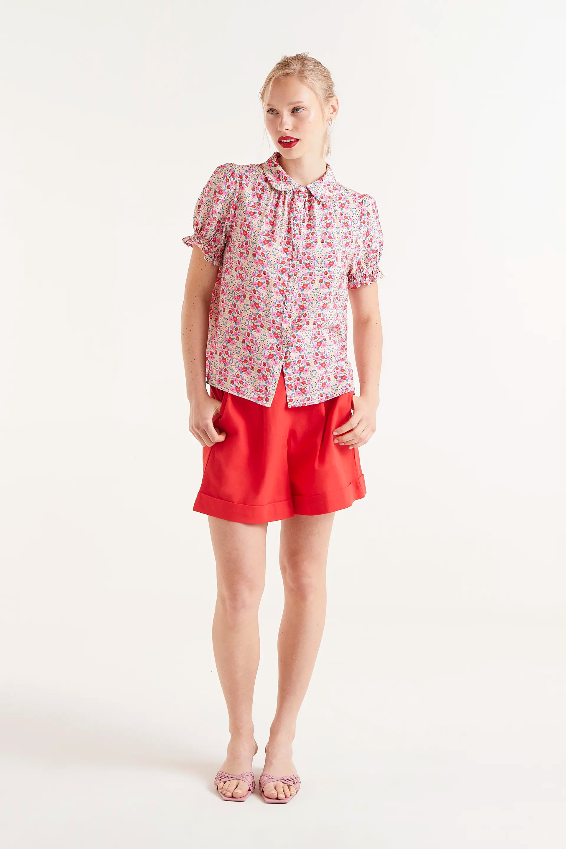 Camisa De Manga Corta Estampado Sugar. Camisa de manga corta con estampado floral multicolor, cuello clásico y detalles fruncidos en las mangas.